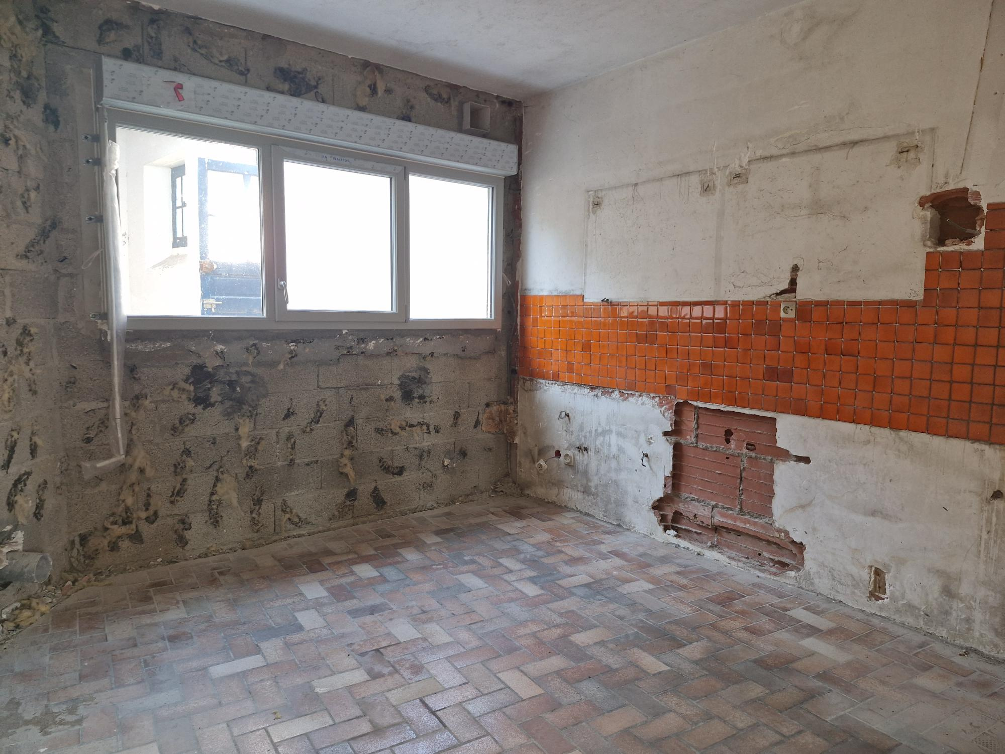 Un local PROFESSIONNEL de 87 M2 PROCHE GARE de LAMBALLE