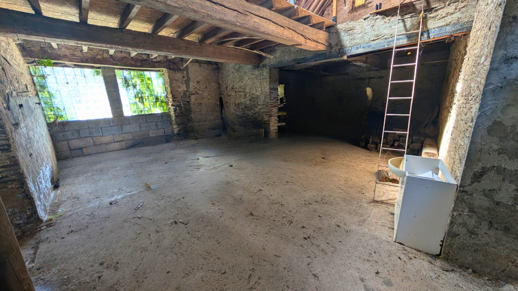 Bâtiment 130m2 + 450m2 extérieur - Le Lion-d'Angers