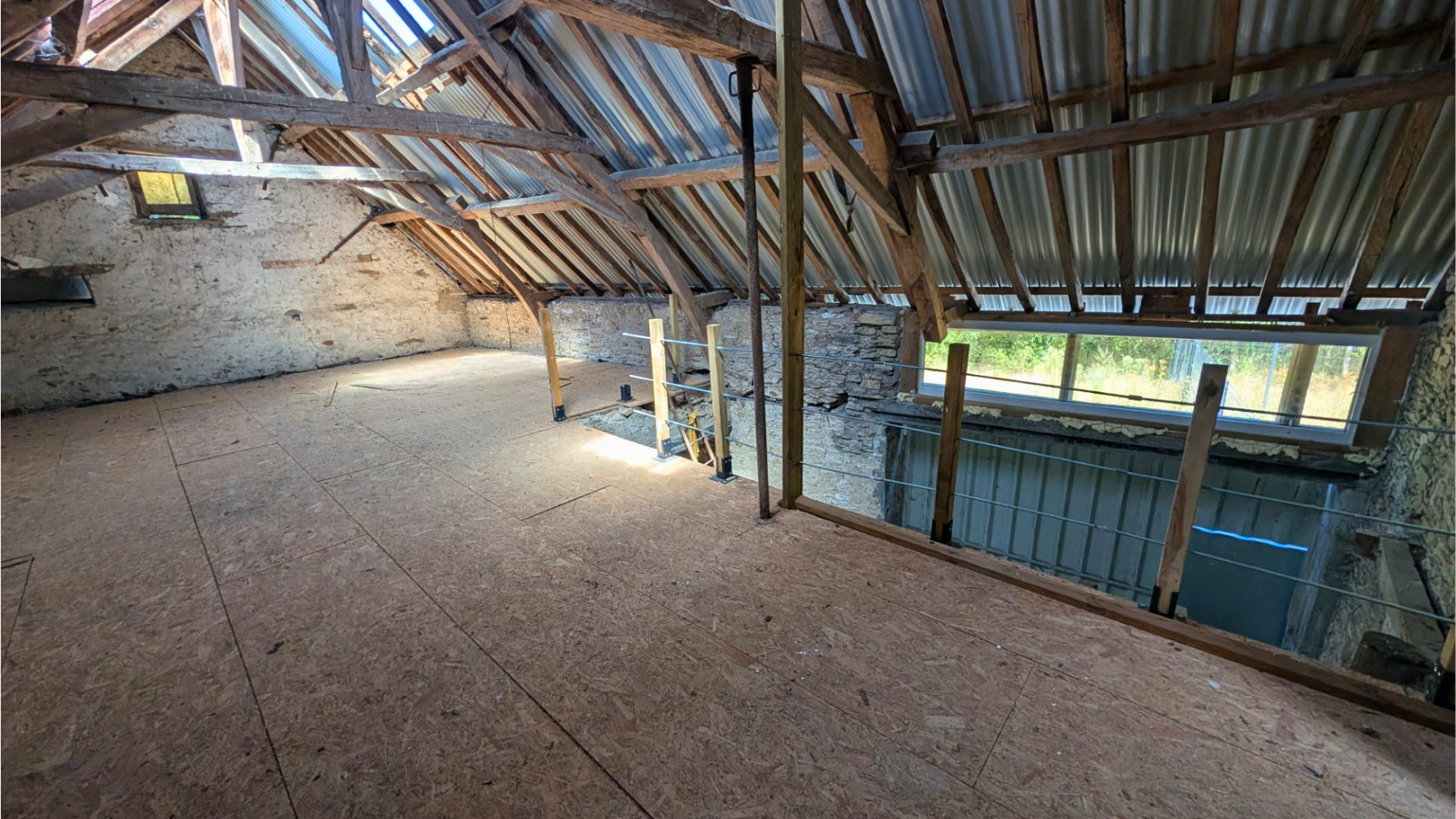 Bâtiment 130m2 + 450m2 extérieur - Le Lion-d'Angers