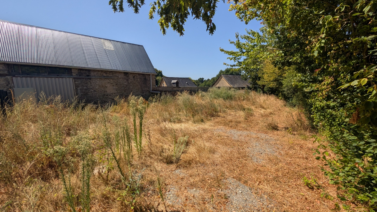 Bâtiment 130m2 + 450m2 extérieur - Le Lion-d'Angers